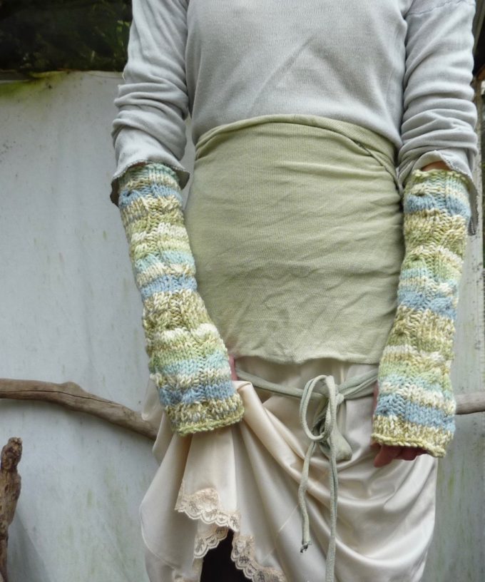 INNER WILD Waterlily Arm Warmers KNITTING PATTERN - Image 4